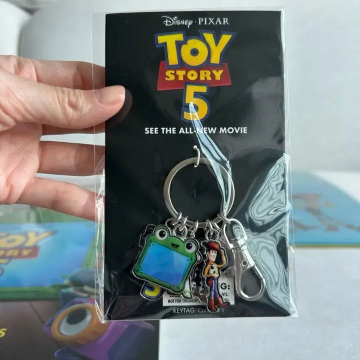 [BUNJANG] Toy Story 5 Premiere Goods Set: Key Tag, Keyring, Sticker, File, CineQ Poster / 토이 스토리 5 시사회 굿즈 세트 키태그 키링 스티커 파일 씨네큐 포스터