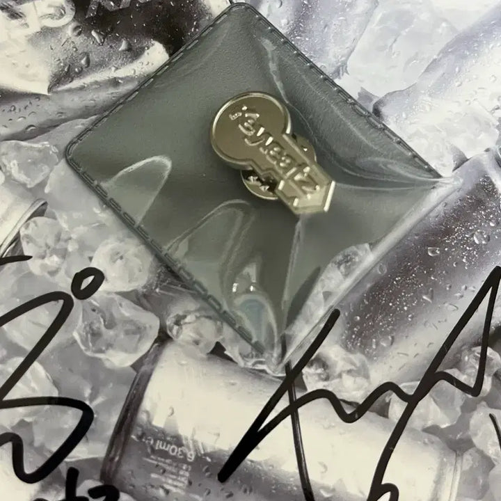 [BUNJANG] Keyveatz Signed Album + Badge / 키비츠 Keyveatz 친필 싸인 앨범+뱃지