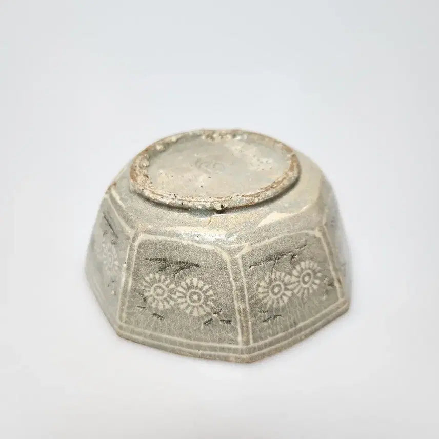 [BUNJANG] Antique Goryeo Celadon Black and White Inlaid Chrysanthemum and Leaf Motif Octagonal Vase / 골동품 고려청자 흑백상감 국화여지문 팔각 면돌이