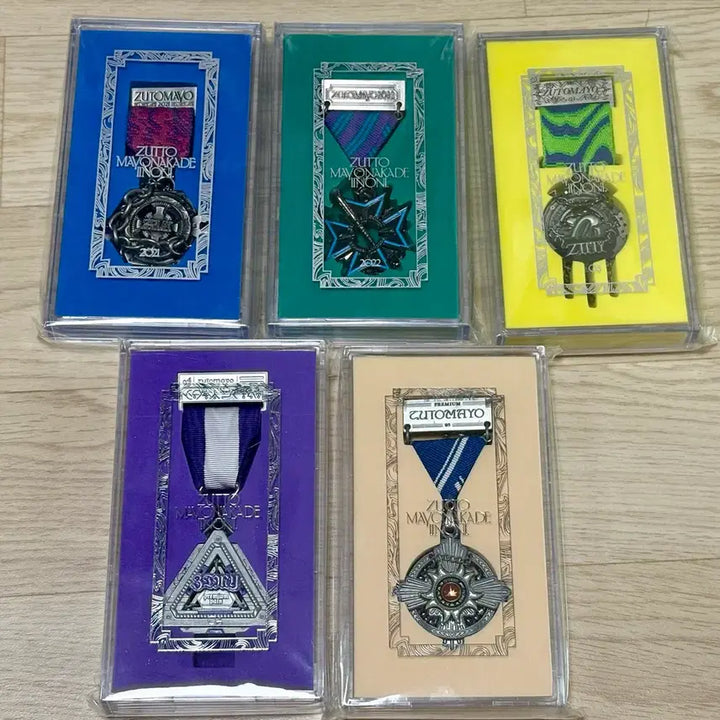 [BUNJANG] Zutto Mayoi Premium Badge Set (5 Types) / 즛토마요 프리미엄 훈장 5종 세트