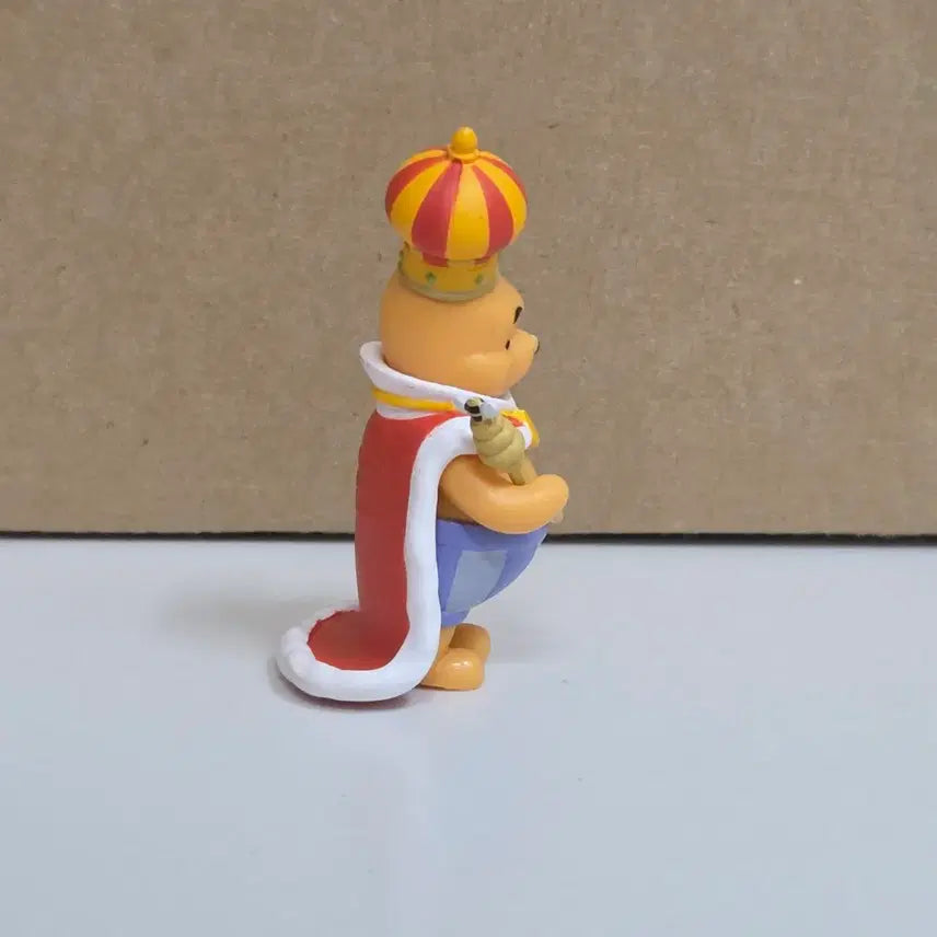 [BUNJANG] Disney Winnie the Pooh Costume Figure Collection Crown Pooh Gacha Figure / 디즈니 곰돌이 푸우 코스튬 피규어 컬렉션 왕관을 쓴 푸 가챠 키규어