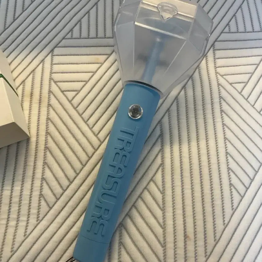 [BUNJANG] TREASURE TREASURE LIGHT STICK Ver.1 / 트라이트 트레저 응원봉 구버전