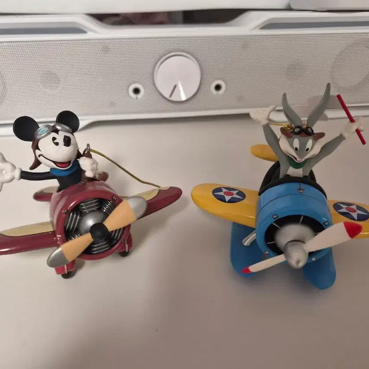 [BUNJANG] Hallmark Mickey Mouse &amp; Bugs Bunny Pilot Airplane Figurine Set (Box Included) / 홀마크 미키마우스 벅스버니 일괄 팝니다(박스O)