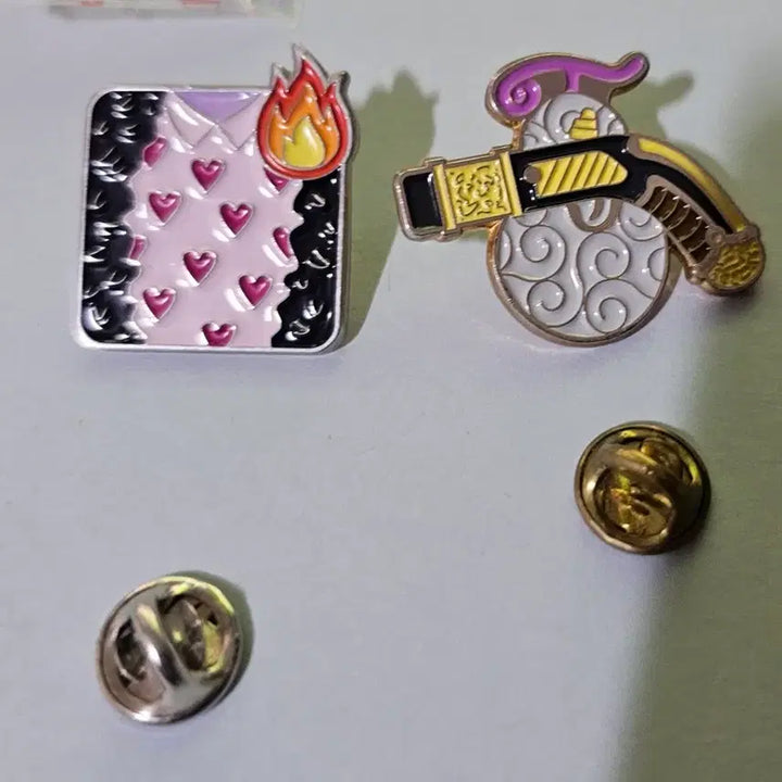 [BUNJANG] One Piece Don Brothers Pin Badge Bundle Set / 원피스 돈형제 핀뱃지 일괄 비공굿 철제 핀뱃지 도플라밍고,코라손 악마의열매 3종