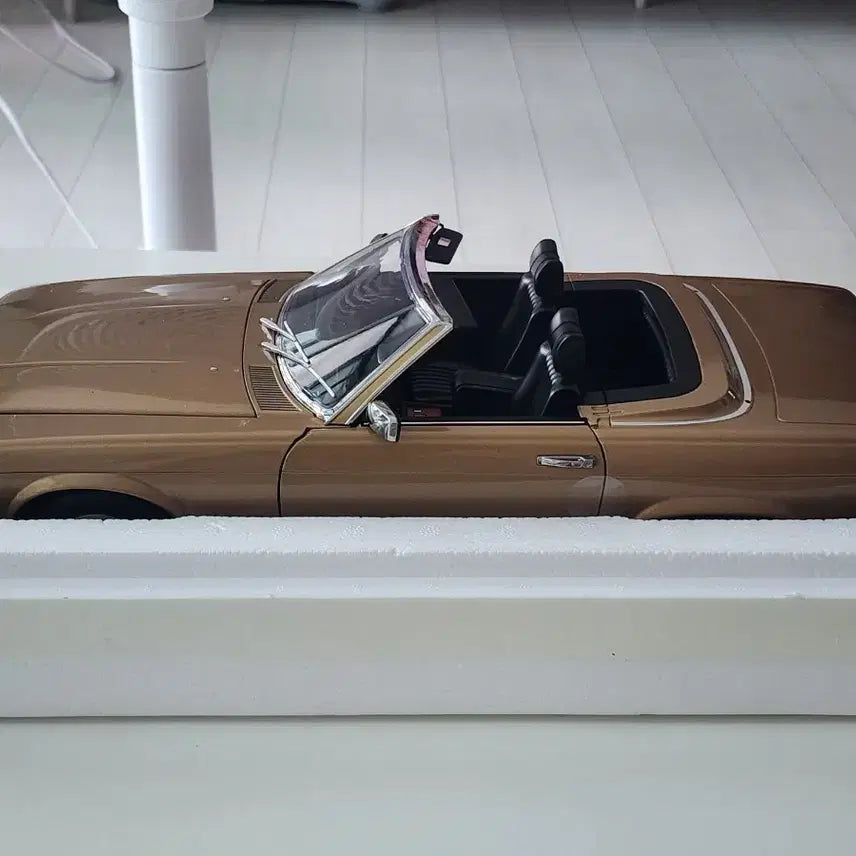 [BUNJANG] 1:12 Mercedes-Benz SL R107 Convertible Diecast Model - Gold / 1:12 KK 벤츠 SL R107 컨버터블 골드 유럽형 다이캐스트