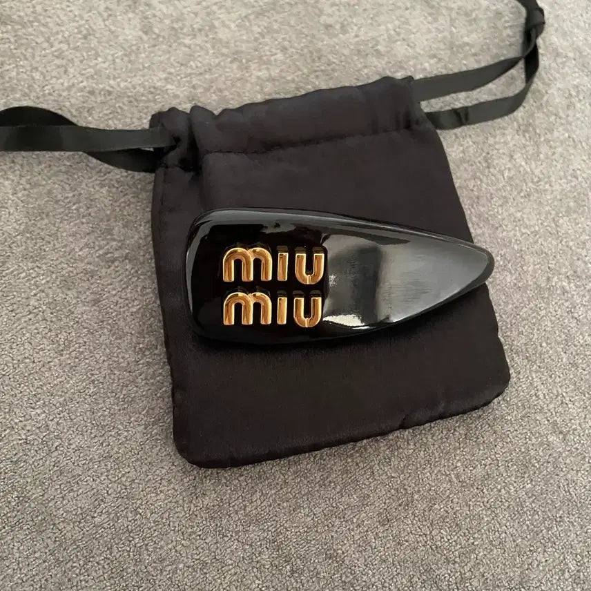 [BUNJANG] Miu Miu Patent Leather Hair Clip Black / 미우미우 페이턴트 헤어 클립 블랙