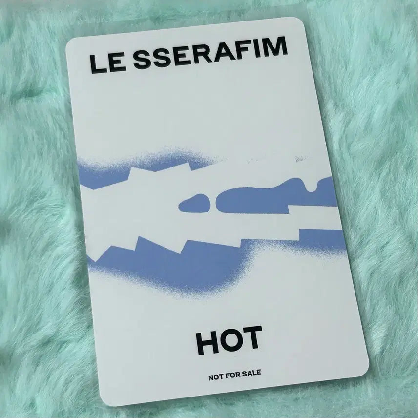 [BUNJANG] LE SSERAFIM Kim Chaewon HOT Universal Compact Version POB / 르세라핌 핫 유니버셜 컴팩트 버전 특전 김채원 포카 양도 hot