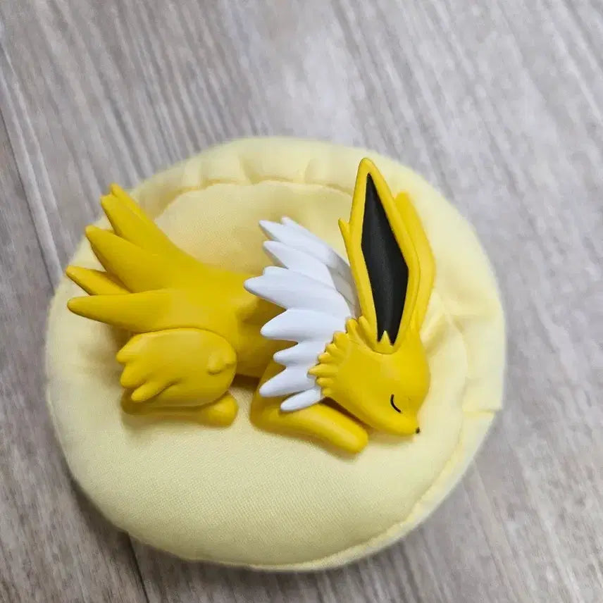 [BUNJANG] Sleeping Jolteon Figure / 잠자는 이브이 쥬피썬더 피규어