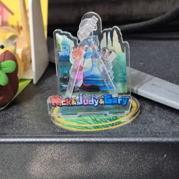 [BUNJANG] Kinder Joy Zootopia Nick, Judy, Gary Acrylic Standee &amp; Gazelle Hologram Sticker Set / 킨더조이 주토피아 닉 주디 개리 아크릴, 스티커