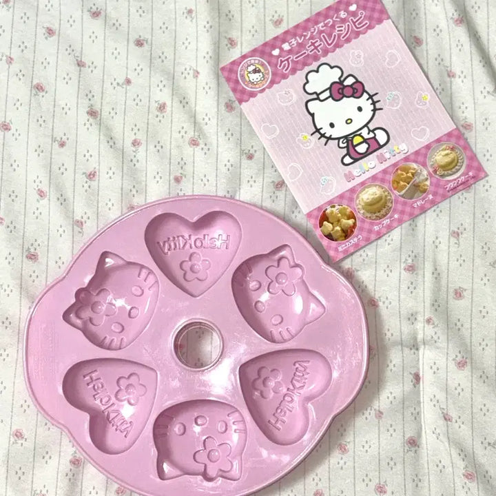 [BUNJANG] Vintage 2008 Hello Kitty Cookie Molds &amp; Recipe Book Set / 고전 헬로키티 2008 쿠키틀 &amp; 레시피