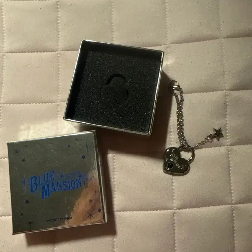 [BUNJANG] Sung Hanbin Blue Marble Secret Charm Keychain / 성한빈 블루맼션 시크릿참 키링