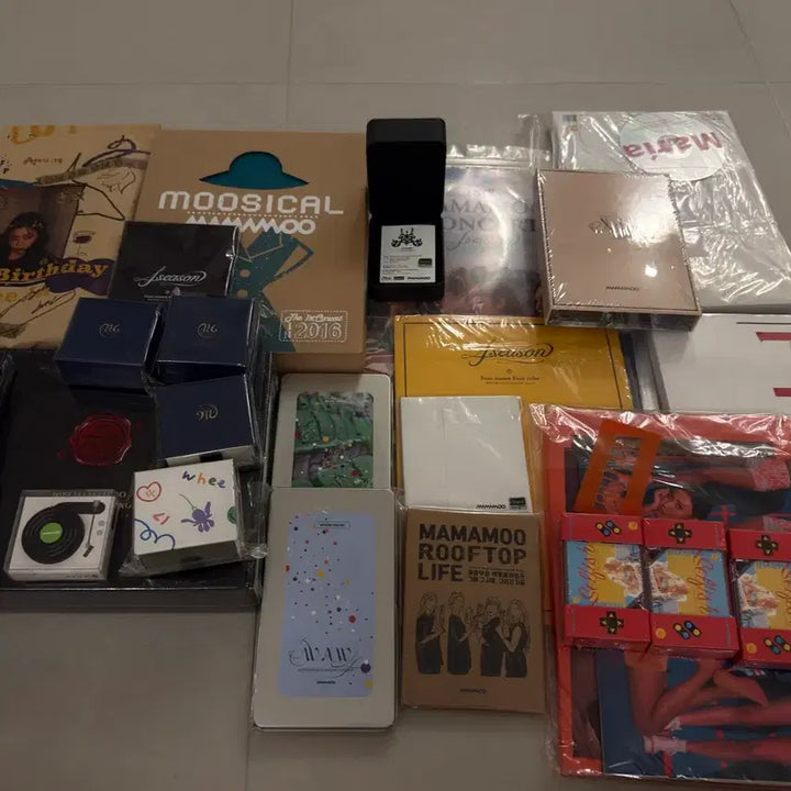 [BUNJANG] Mamamoo Album &amp; Merchandise Bundle Set (Mostly Sealed) / 마마무 앨범 및 굿즈 일괄 오픈만 한거 2가지 외 미개봉