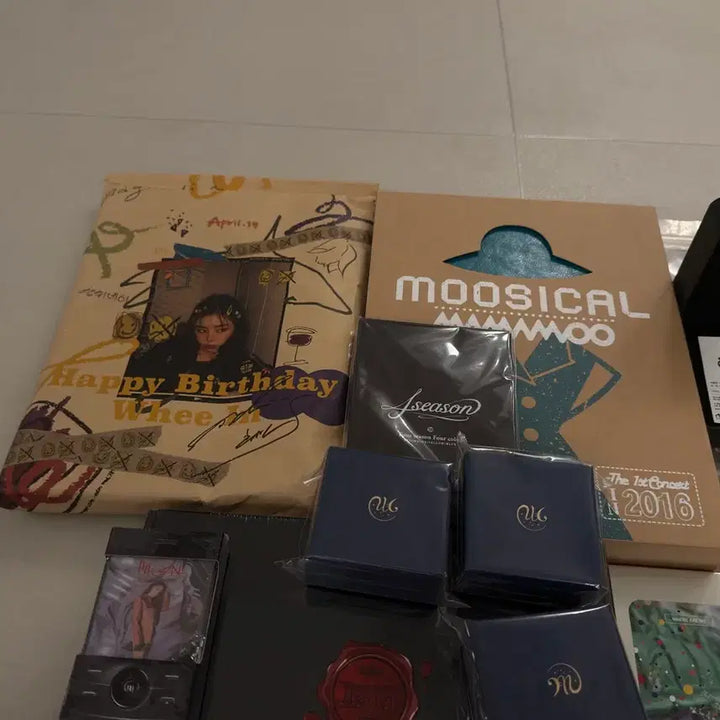 [BUNJANG] Mamamoo Album &amp; Merchandise Bundle Set (Mostly Sealed) / 마마무 앨범 및 굿즈 일괄 오픈만 한거 2가지 외 미개봉