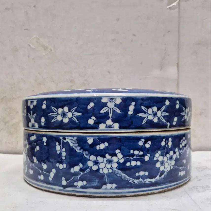 [BUNJANG] Qing Dynasty Kangxi Period Celadon Porcelain Plum Blossom Motif Covered Box / [대청강희년제] 청화 매화문 도자기 유개 합 (0455)