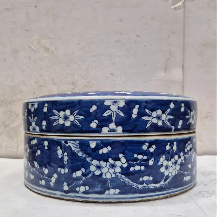 [BUNJANG] Qing Dynasty Kangxi Period Celadon Porcelain Plum Blossom Motif Covered Box / [대청강희년제] 청화 매화문 도자기 유개 합 (0455)