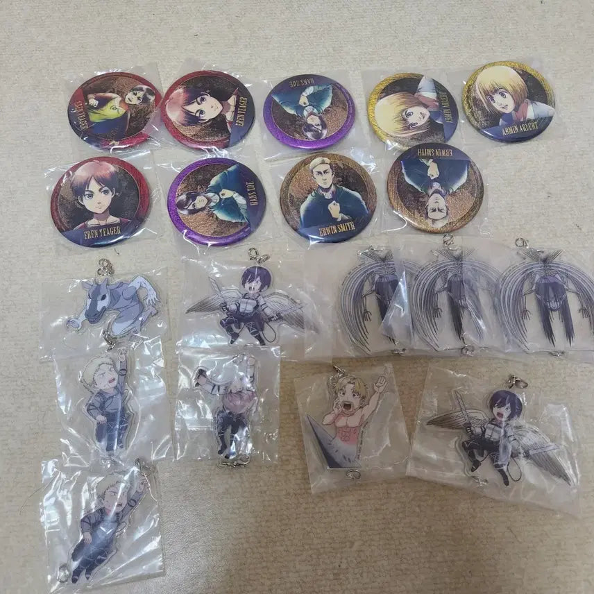 [BUNJANG] Attack on Titan Acrylic Keyring &amp; Badge Set / 진격거인 굿즈 뱃지 아크릴 키링 세트