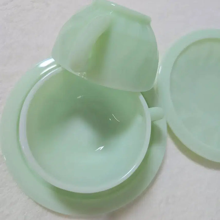 [BUNJANG] Arcopal Vintage Milk Glass Swirl Cup and Saucer Set / 에소찻잔2세트 (무료배송)