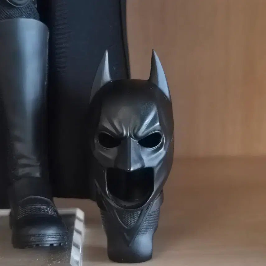 [BUNJANG] Hot Toys MMS702 The Dark Knight Armory Batman Figure / 핫토이 mms702 다크나이트 아머리 배트맨 단품