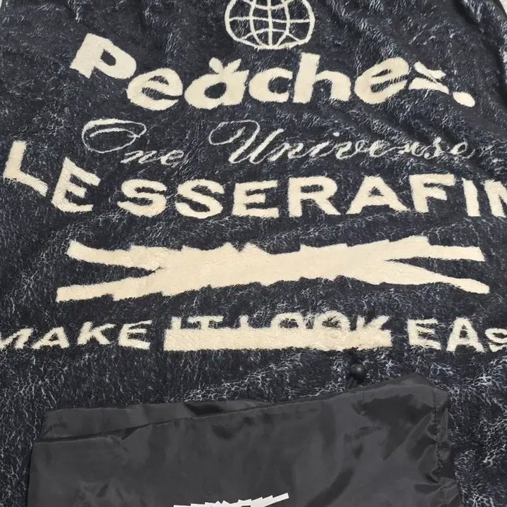 [BUNJANG] LE SSERAFIM X Peaches Collaboration Blanket with Photocard / 르세라핌 X 피치스 담요 + 르세라핌 포토카드
