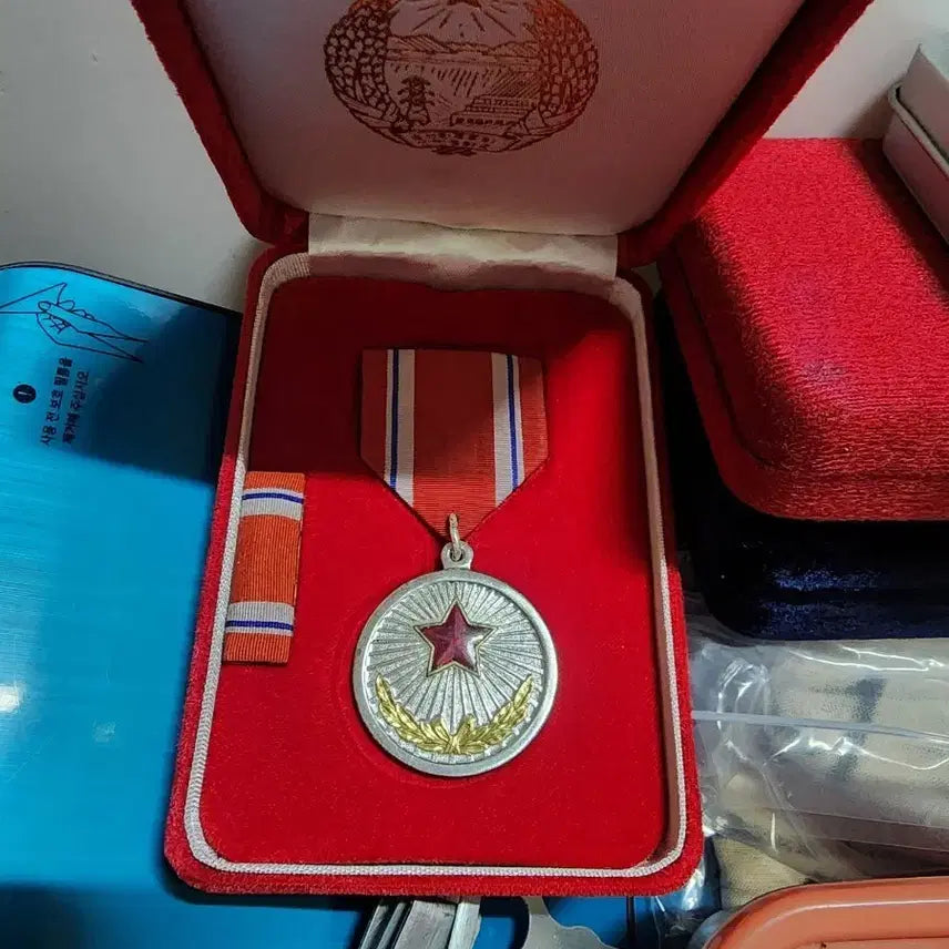 [BUNJANG] North Korean Merit Medal Set / 북한 공로메달 (메달,약장,케이스 풀세트)