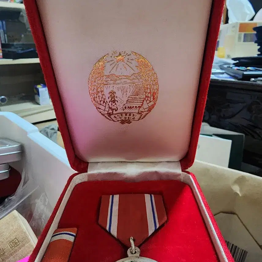 [BUNJANG] North Korean Merit Medal Set / 북한 공로메달 (메달,약장,케이스 풀세트)