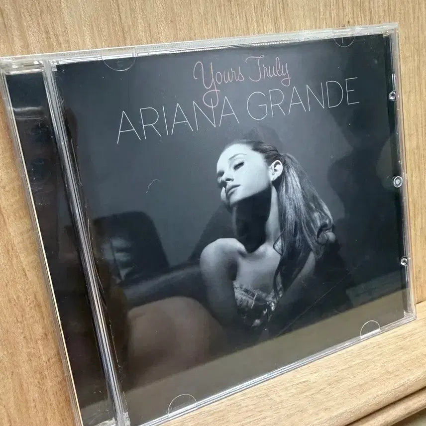 [BUNJANG] Ariana Grande Yours Truly Debut Album CD / 아리아나 그란데 데뷔(2013) - Yours truly / CD