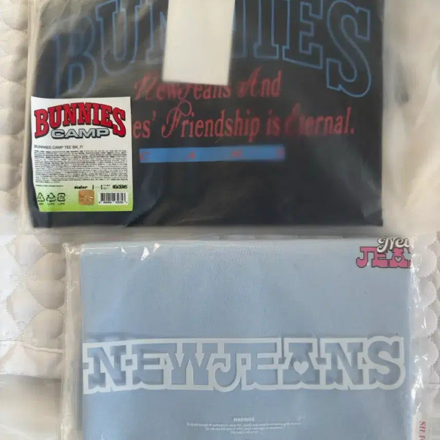 [BUNJANG] NewJeans Bunny Camp T-Shirt Black &amp; Blue Set (Sealed) / 뉴진스 버니즈캠프 티셔츠 블랙 및 블루 미개봉