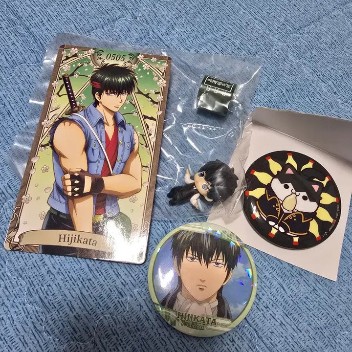 [BUNJANG] Gintama Hijikata Toshirou Mega Cat Badge &amp; Ochakomo Figure Bundle Set / [일괄] 은혼 히지카타 토시로 메가켓 뱃지 오챠토모 피규어 판매
