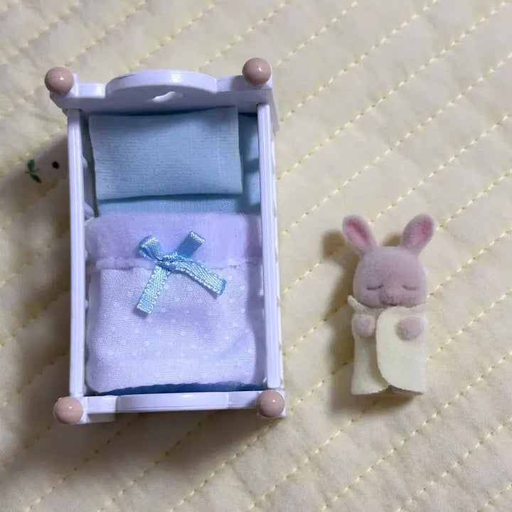 [BUNJANG] Sylvanian Families Baby Flower Garden Friends Secret &amp; Baby Bed Set / 실바니안 아기 꽃밭 친구 시크릿&amp;아기 침대 세트