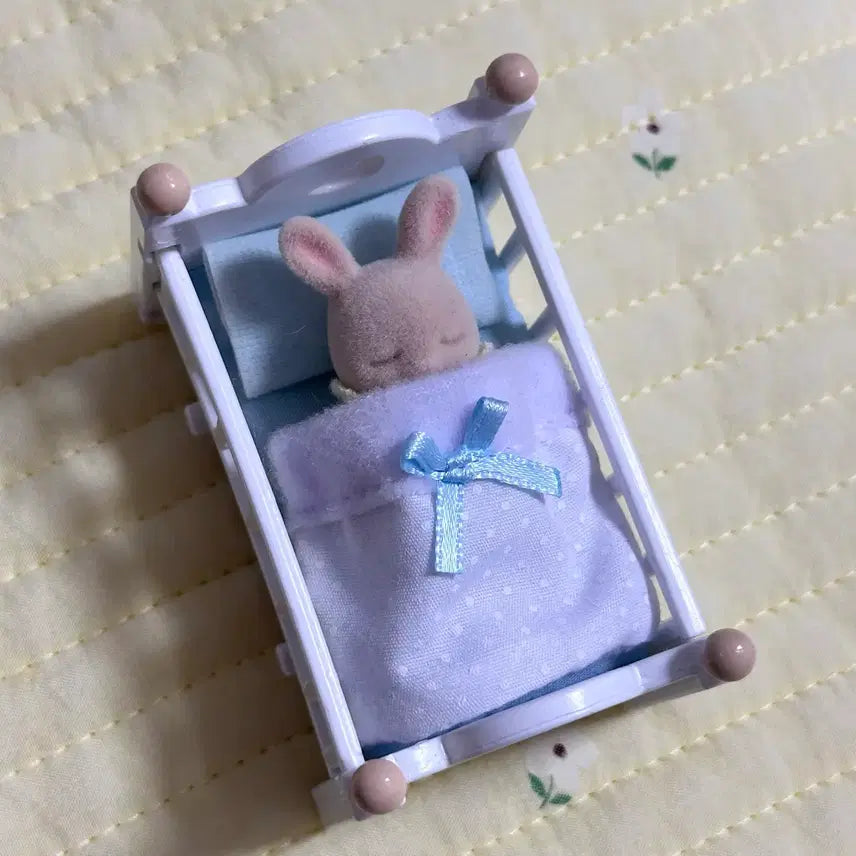 [BUNJANG] Sylvanian Families Baby Flower Garden Friends Secret &amp; Baby Bed Set / 실바니안 아기 꽃밭 친구 시크릿&amp;아기 침대 세트