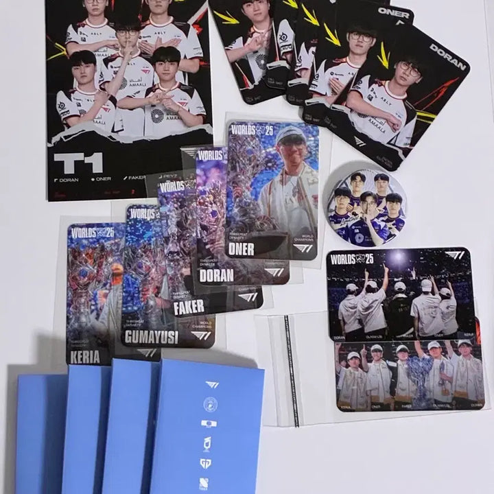 [BUNJANG] T1 Worlds 25 Photocard Set, Postcard, Can Badge, Soop Photocard / MSI T1 월즈25 포토카드 풀세트, 엽서, 캔뱃지 + 서비스 soop t1 포카 미개봉 4팩