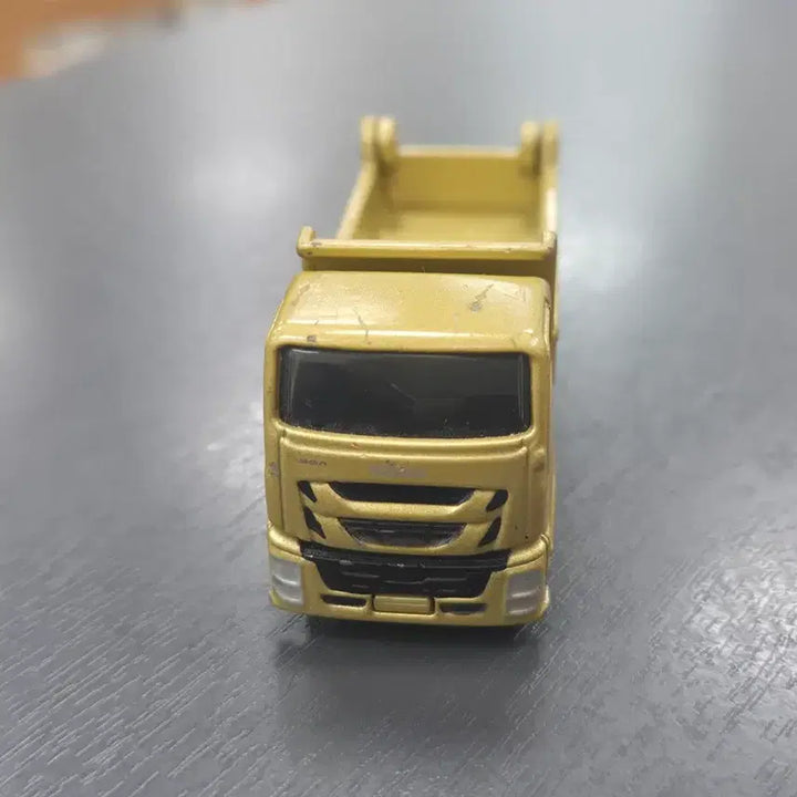 [BUNJANG] Tomica No. 101 Isuzu Giga Dump Truck / 토미카 이스즈 기가 덤프트럭 (No.101)