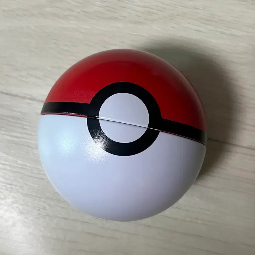 [BUNJANG] Pokemon 100 Random Badge Monster Ball Tin Case / 포켓몬 100 랜덤 뱃지 몬스터볼 틴케이스