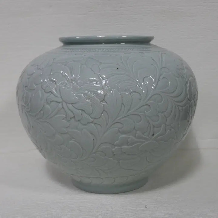 [BUNJANG] Hosan Andong-oh Peony Relief White Porcelain Vase / 도예 명장 1세대 도예가 호산 안동오 목단문 양각 백자