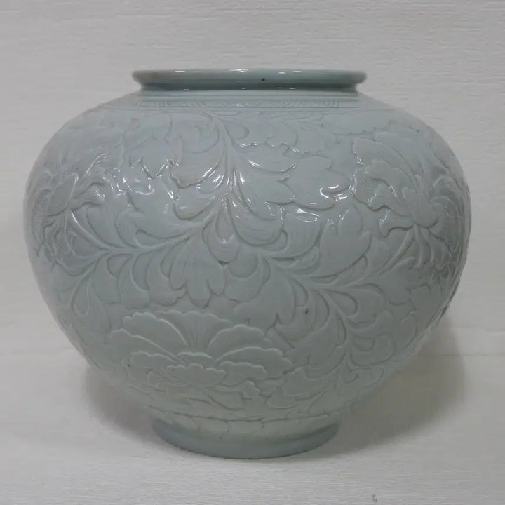 [BUNJANG] Hosan Andong-oh Peony Relief White Porcelain Vase / 도예 명장 1세대 도예가 호산 안동오 목단문 양각 백자