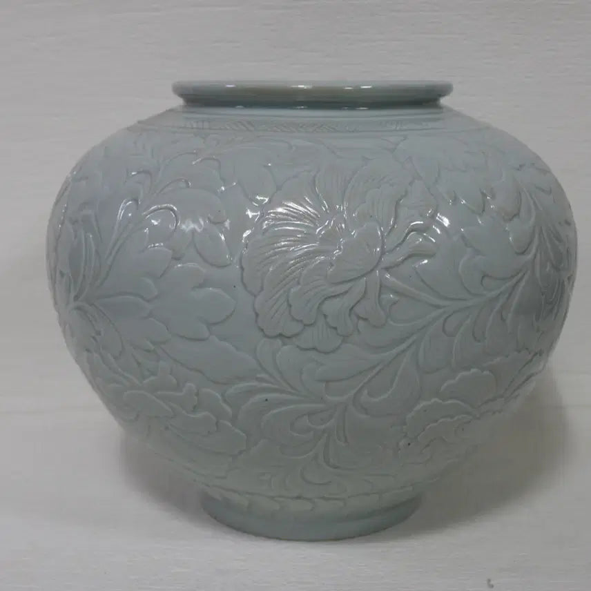 [BUNJANG] Hosan Andong-oh Peony Relief White Porcelain Vase / 도예 명장 1세대 도예가 호산 안동오 목단문 양각 백자