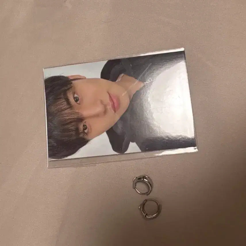 [BUNJANG] SEVENTEEN Mingyu 8th Anniversary Earrings &amp; Photocard Set / 민규 8주년 귀걸이+포카&amp;세븐틴 굿즈 전체