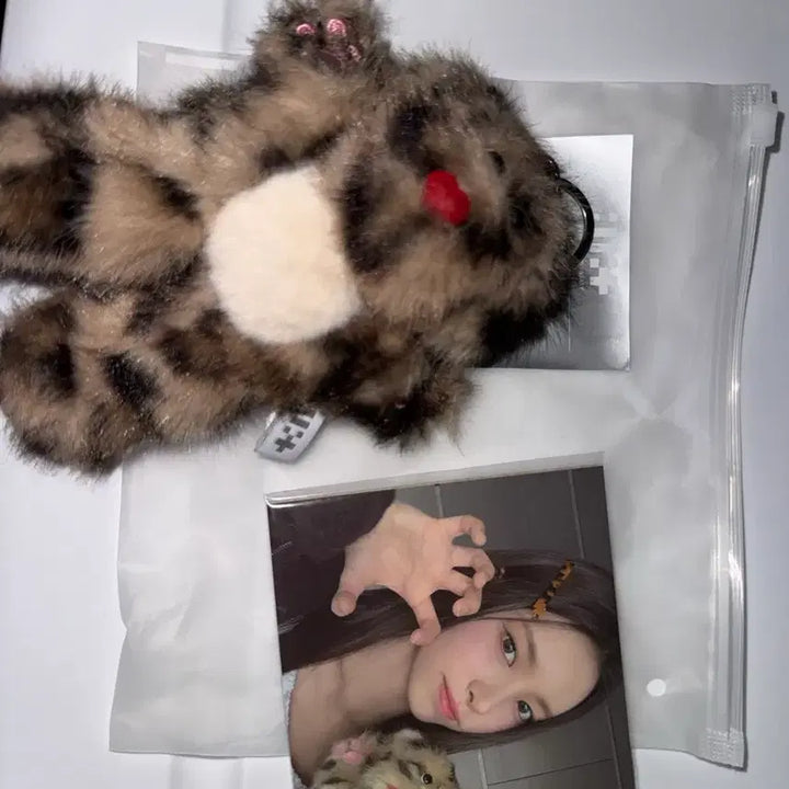 [BUNJANG] ILLIT Yoona Plush Keychain Doll Dearly 1st Gen 1st Anniversary Chitty / 아일릿 윤아 플러시 키링 인형 디어릿 1기 1주년 치티 양도
