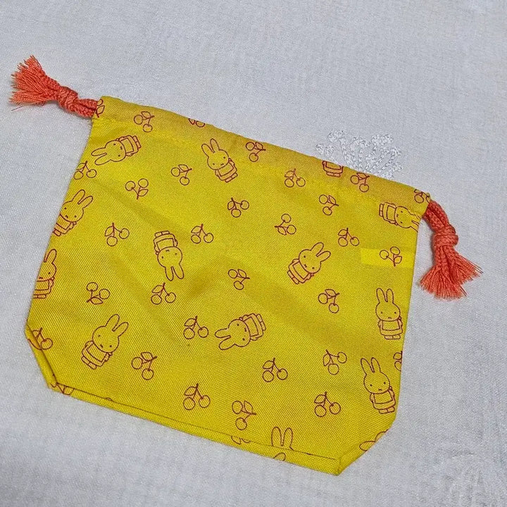 [BUNJANG] Miffy Drawstring Pouch Yellow Retro Vintage Rabbit Accessory / 미피 조리개 파우치 고전문구 굿즈 노랑 레트로 빈티지 주머니 토끼 소품