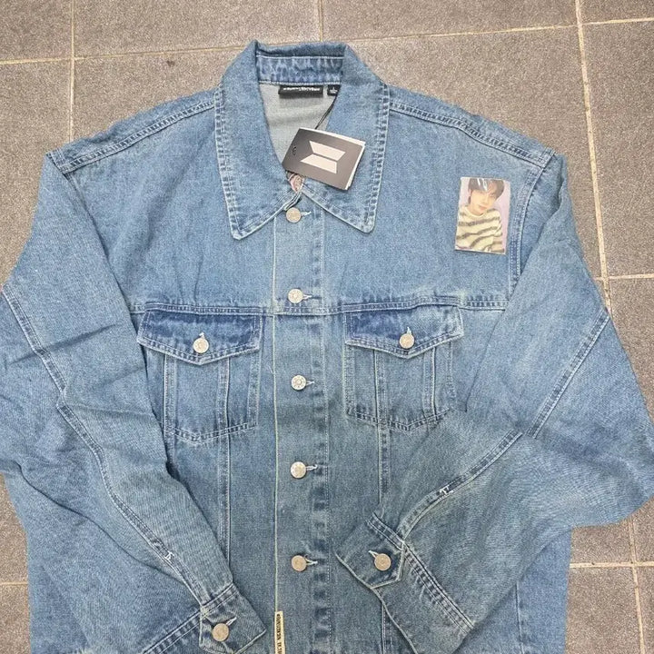 [BUNJANG] BTS Jin RUN SEOKJIN Denim Jacket Photocard Set / 위버스의 BTS [RUN SEOKJIN] Denim Jacket