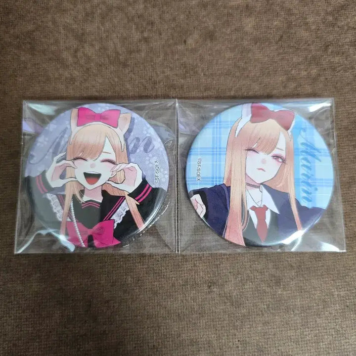 [BUNJANG] The Bisque Doll That Fell in Love Can Badge Set / 그 비스크 돌은 사랑을 한다 캔배지 2개 일괄 팔아요