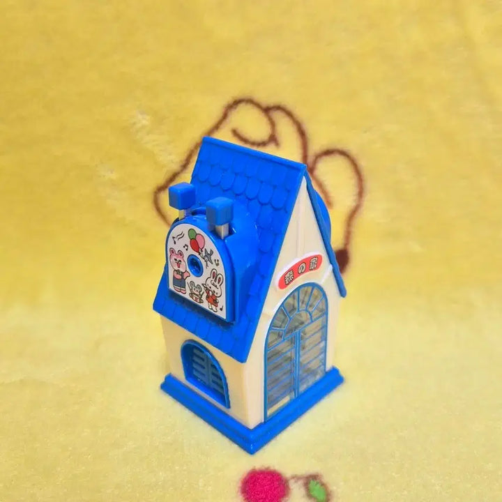 [BUNJANG] Retro Forest House Pencil Sharpener Miniature Figure (Blue) / 레트로 숲의 집 연필깎이 미니어처 파랑 마스코트 가챠 피규어