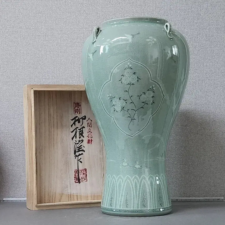 [BUNJANG] Haegang Yu Geun-hyung Celadon Black &amp; White Inlaid Chrysanthemum Pattern Saiho Vase / 해강 유근형 흑백상감 국화문 사이호