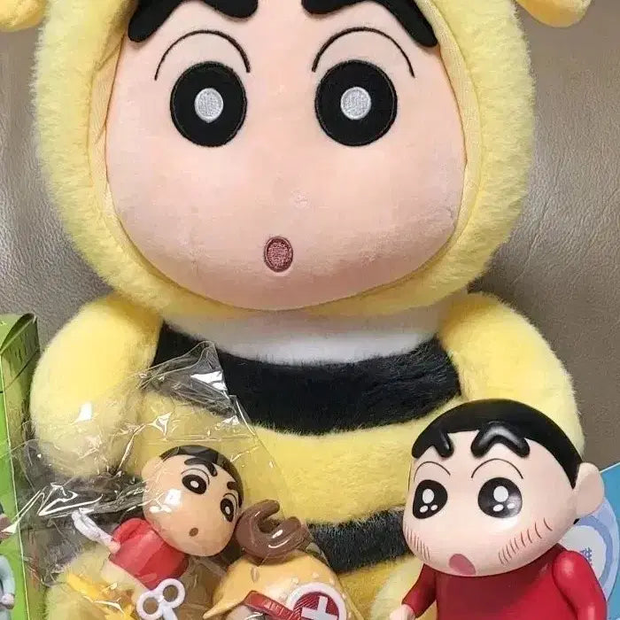 [BUNJANG] Crayon Shin-chan Bee Costume Plush 35cm &amp; Shinnosuke Figure Set / 짱구는못말려 꿀벌짱구35cm+신짱구 피규어+태엽 피규어2종 세트(새상품)