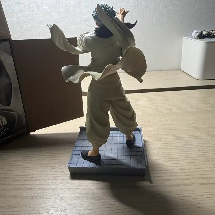[BUNJANG] Jujutsu Kaisen Gojo Satoru Figure (GIGA Jump Ver.) / 급처)주술회전 기가점프 당주 고죠 피규어