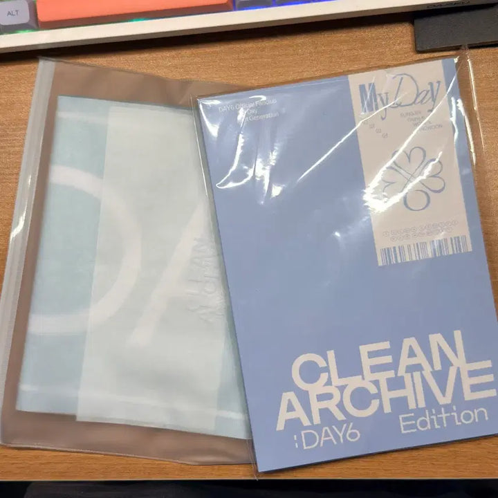 [BUNJANG] Day6 6th Fanclub Photobook + Slogan Bundle Set (Sealed) / 데이식스 6기 팬클럽 물품 판매