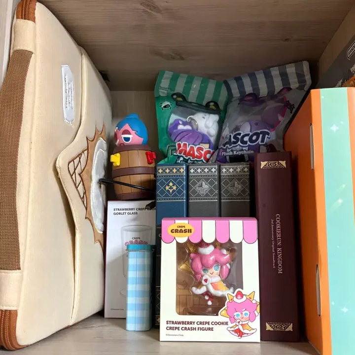 [BUNJANG] Cookie Run Kingdom Bundle Set: 1st-3rd Anniversary Albums, Plush Toys, Figures, Glass Cups, and More / 쿠키런 킹덤 굿즈 일괄판매(1~3주년 앨범, 인형, 피규어, 유리컵 등)