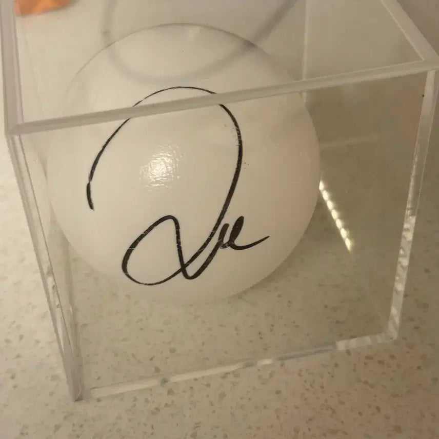 [BUNJANG] ZB1 Zhang Hao Autographed Ball / 장하오 사인볼 양도