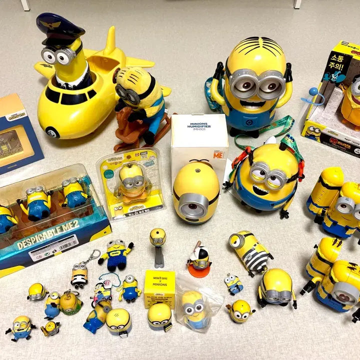 [BUNJANG] Minions Miniature Figures &amp; Tin Toys Bundle Set / minions미니언즈 미니어쳐처 소중대형 피규어 가챠 &amp; 틴토이 장난감 일괄 처분ㅠ