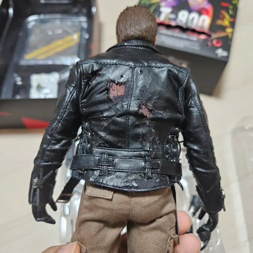 [BUNJANG] Hot Toys Terminator T-800 Battle Damaged Version 1/6 Scale Figure / 핫토이 터미네이터 T-800 배틀 데미지버전 1/6 스케일 피규어